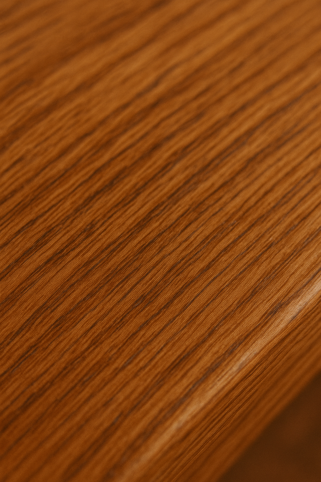 منظر مقرب يبرز التشطيبات النهائية على الخشب